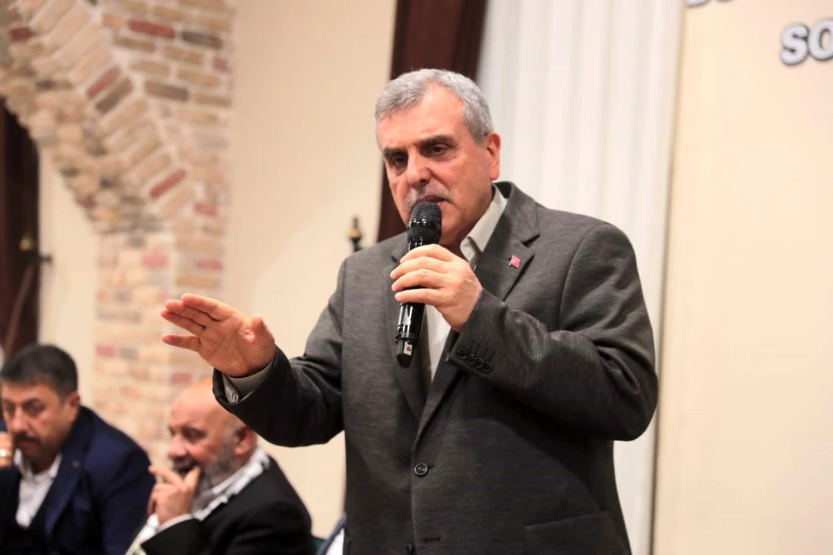 Şanlıurfa Büyükşehir Belediye Başkanı Zeynel Abidin Beyazgül, toplumun her kesimi ile bir araya gelerek taleplerin çözümü için fikir alışverişinde bulunuyor