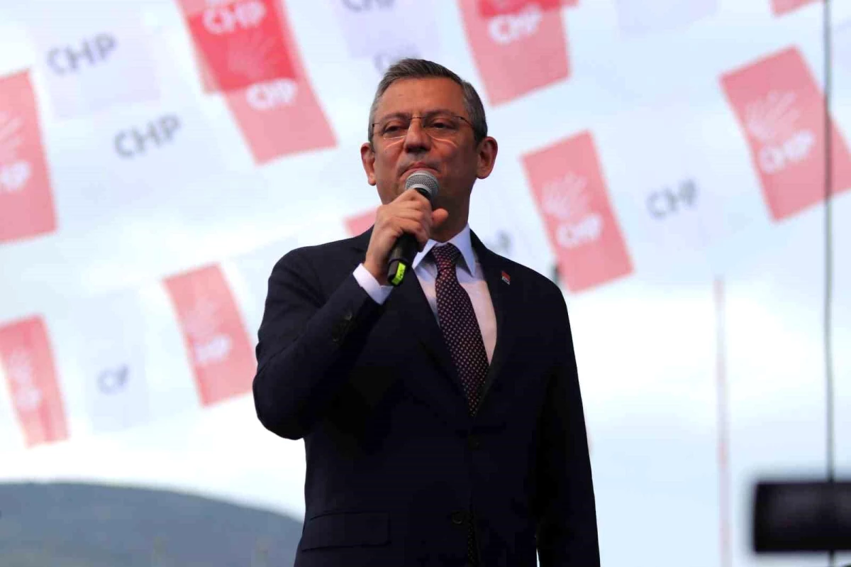 CHP Genel Başkanı Özgür Özel, Dikili\'de Halk Buluşması Düzenledi