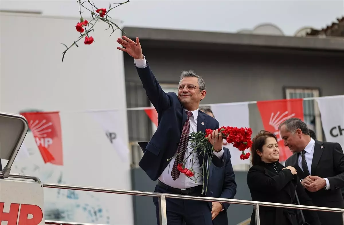 CHP Genel Başkanı Özgür Özel, Bergama\'da İttifakı Sandık Başında Kuracağını Söyledi