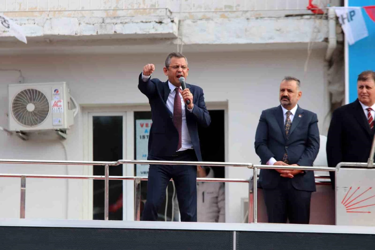 CHP Genel Başkanı Özgür Özel, Bergama ve Kınık\'ta Halk Buluşmaları Düzenledi