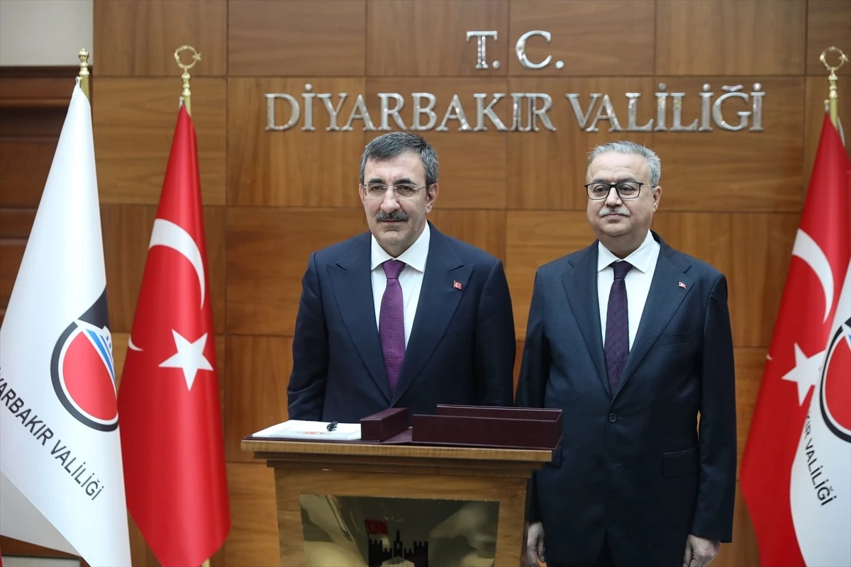 Cumhurbaşkanı Yardımcısı Cevdet Yılmaz, Diyarbakır Valiliğine ziyarette bulundu