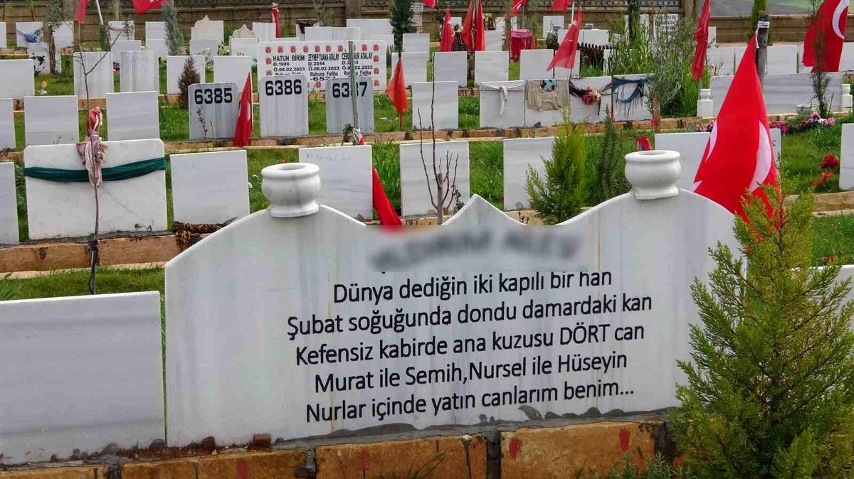 Depremde hayatını kaybedenlerin mezar taşlarındaki sözler duygulandırıyor
