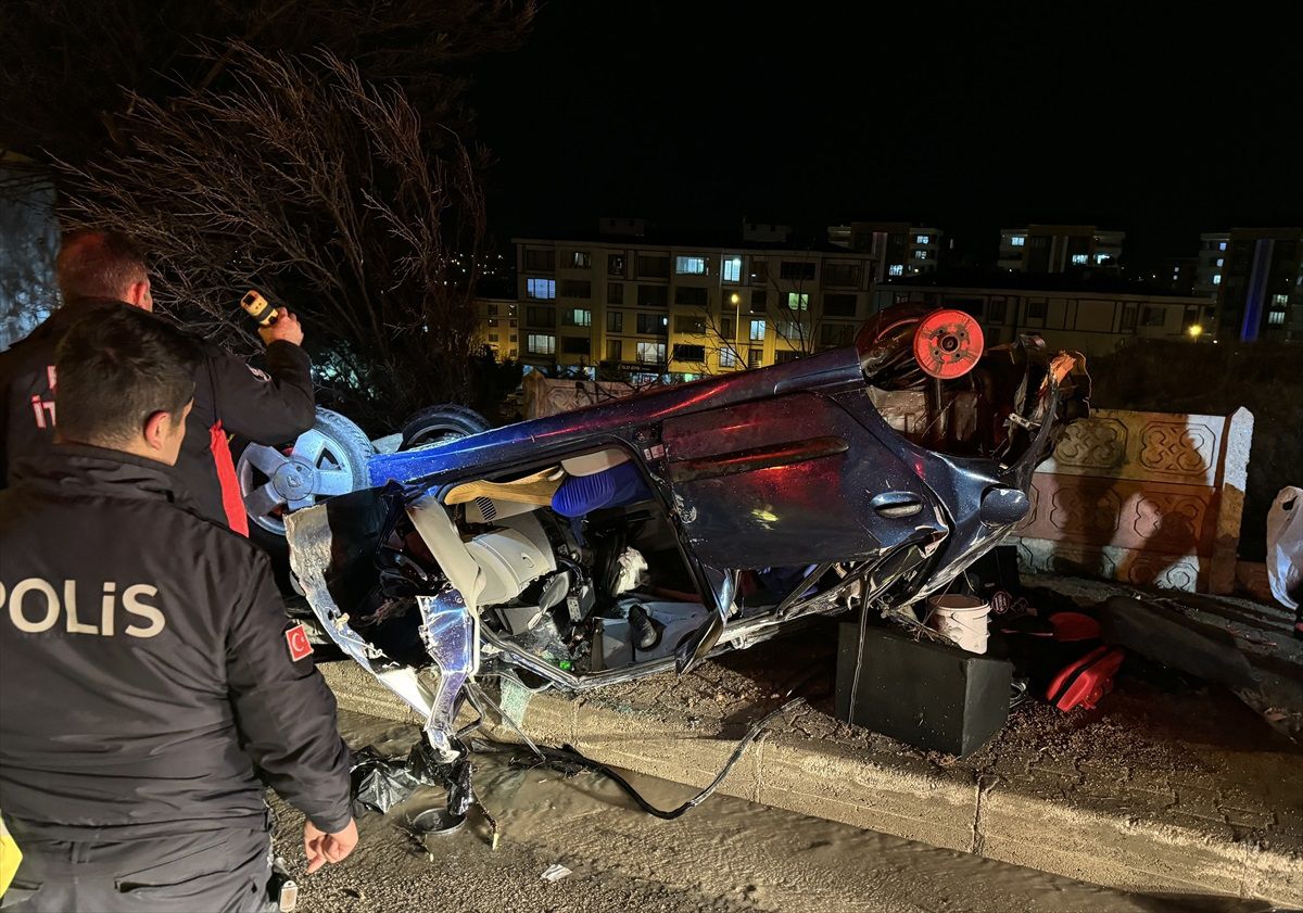 Elazığ\'da otomobil devrilmesi: 2 kişi ağır yaralandı
