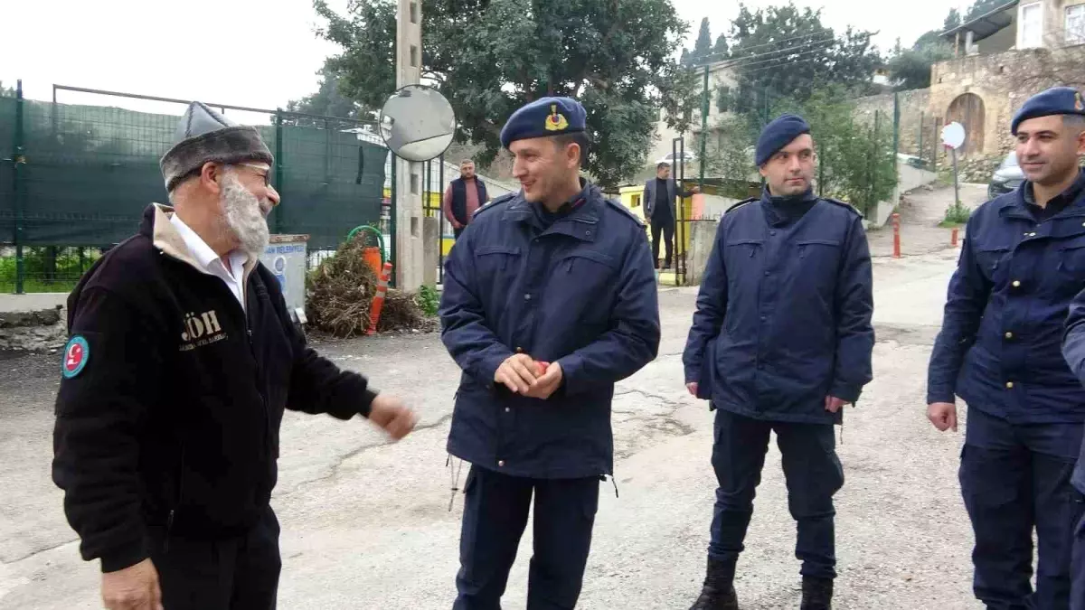 Elmacı Dede, Kozan İlçe Jandarma Komutanlığına elma götürdü