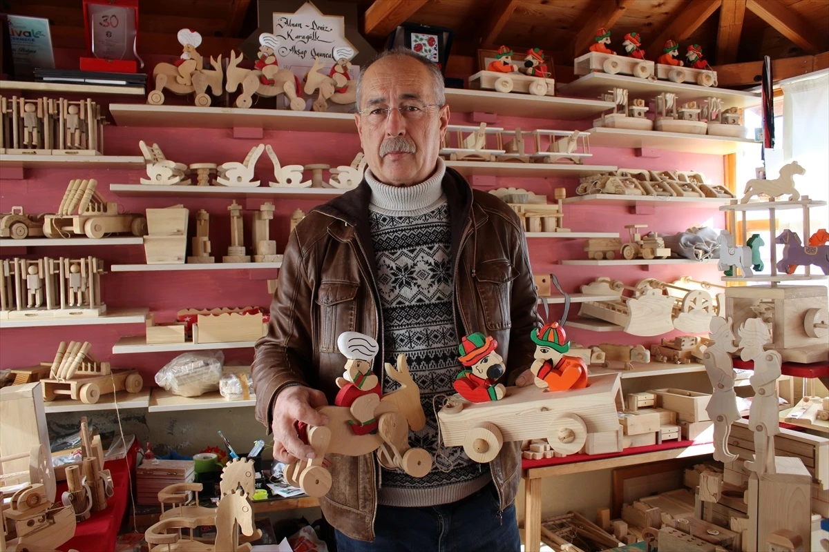 Sinop\'ta emekli adam ahşap oyuncak yaparak kazanç elde ediyor