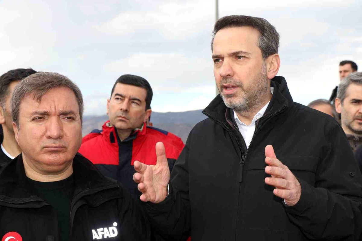 Enerji ve Tabii Kaynaklar Bakanı Bayraktar, maden ocağındaki toprak kayması hakkında açıklamalarda bulundu