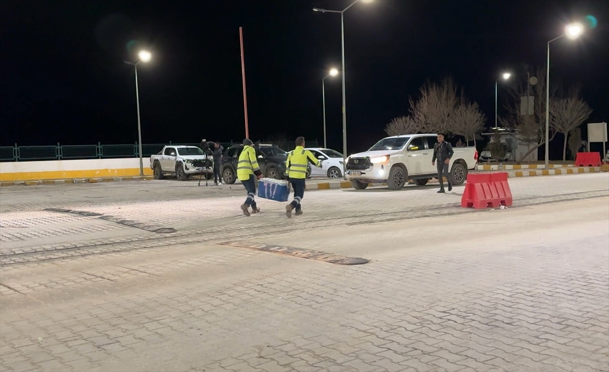 Erzincan\'da maden ocağındaki toprak kayması sonucu göçük altında kalan işçiler için toprak numuneleri inceleniyor