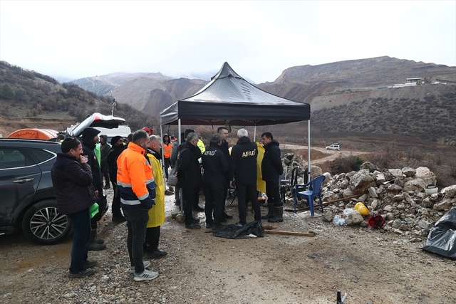 Erzincan'da maden ocağı heyelanında 3 işçinin manganez ocağında olduğu ihtimali üzerinde duruluyor Erzincan'da maden ocağı heyelanında 3 işçinin manganez ocağında olduğu ihtimali üzerinde duruluyor