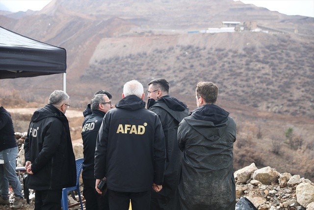 Erzincan'da maden ocağı heyelanında 3 işçinin manganez ocağında olduğu ihtimali üzerinde duruluyor Erzincan'da maden ocağı heyelanında 3 işçinin manganez ocağında olduğu ihtimali üzerinde duruluyor