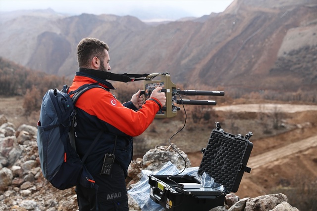 Erzincan'da maden ocağı heyelanında 3 işçinin manganez ocağında olduğu ihtimali üzerinde duruluyor Erzincan'da maden ocağı heyelanında 3 işçinin manganez ocağında olduğu ihtimali üzerinde duruluyor