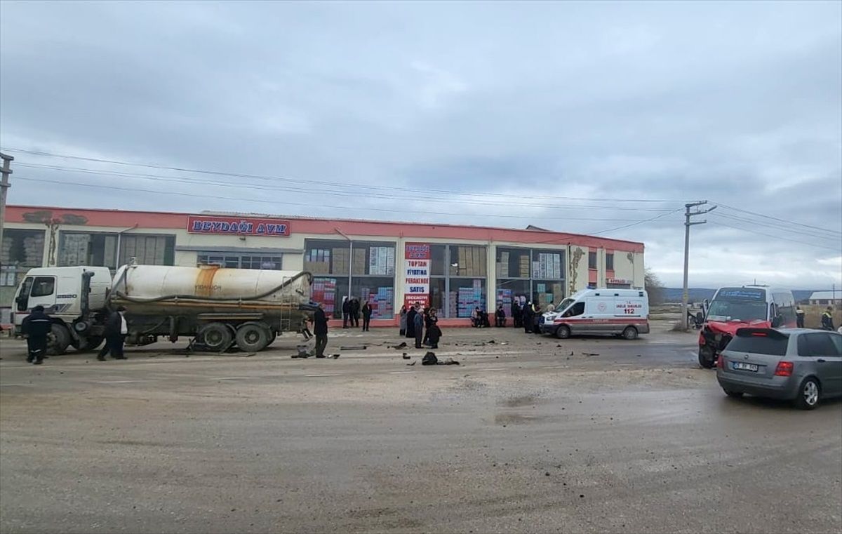 Eskişehir\'de Yolcu Minibüsü Vidanjöre Çarptı: 12 Yaralı