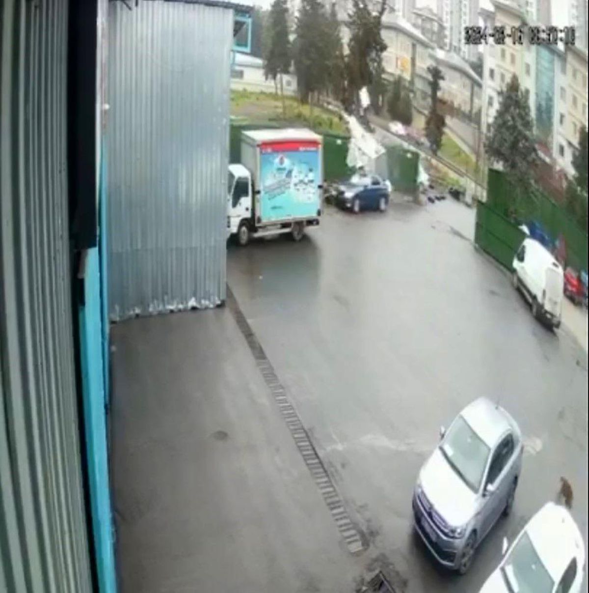 Eyüpsultan\'da Otomobil Güvenlik Kulübesine Daldı