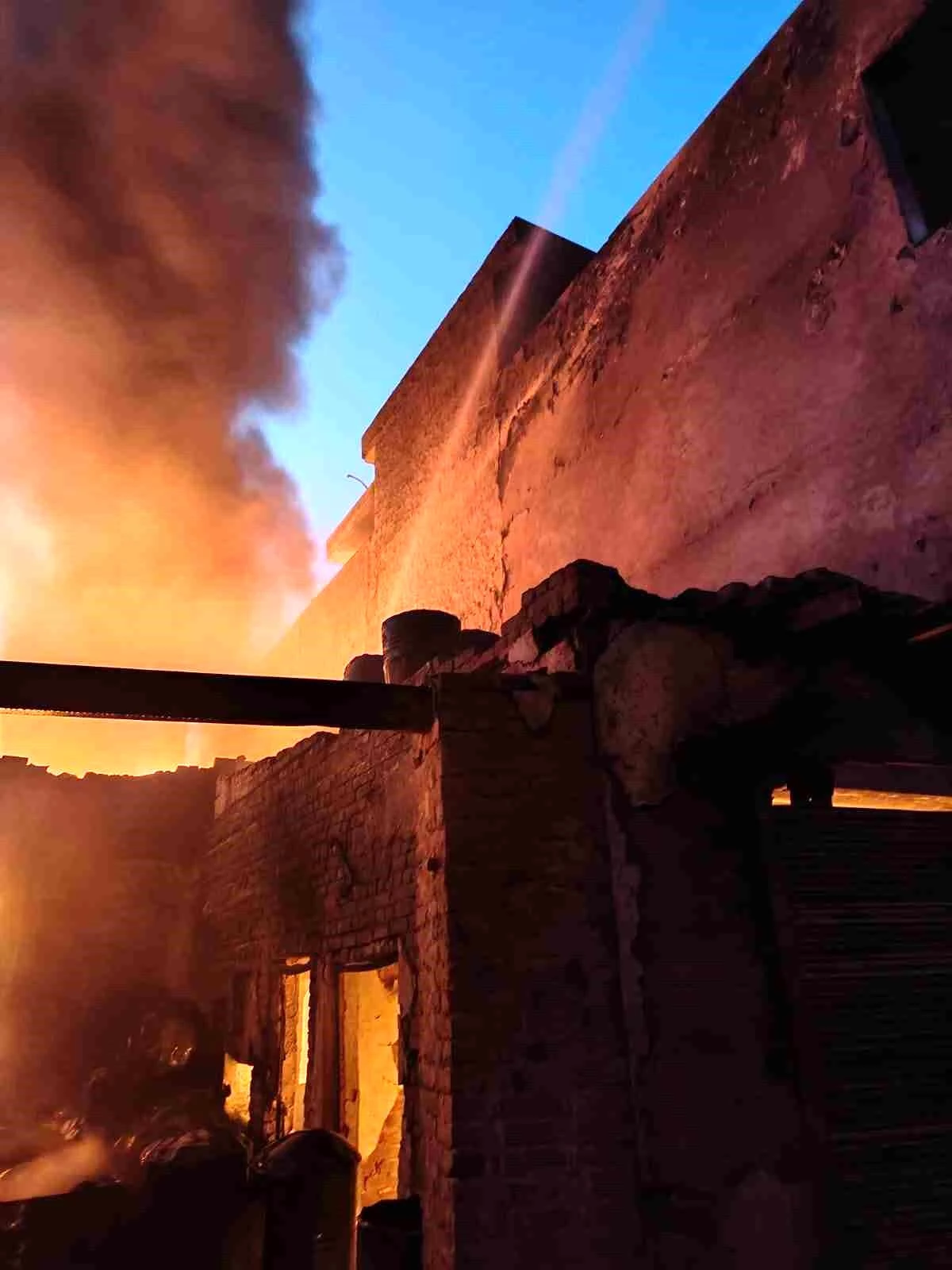 Hindistan\'da boya üretim atölyesinde çıkan yangında 11 kişi hayatını kaybetti