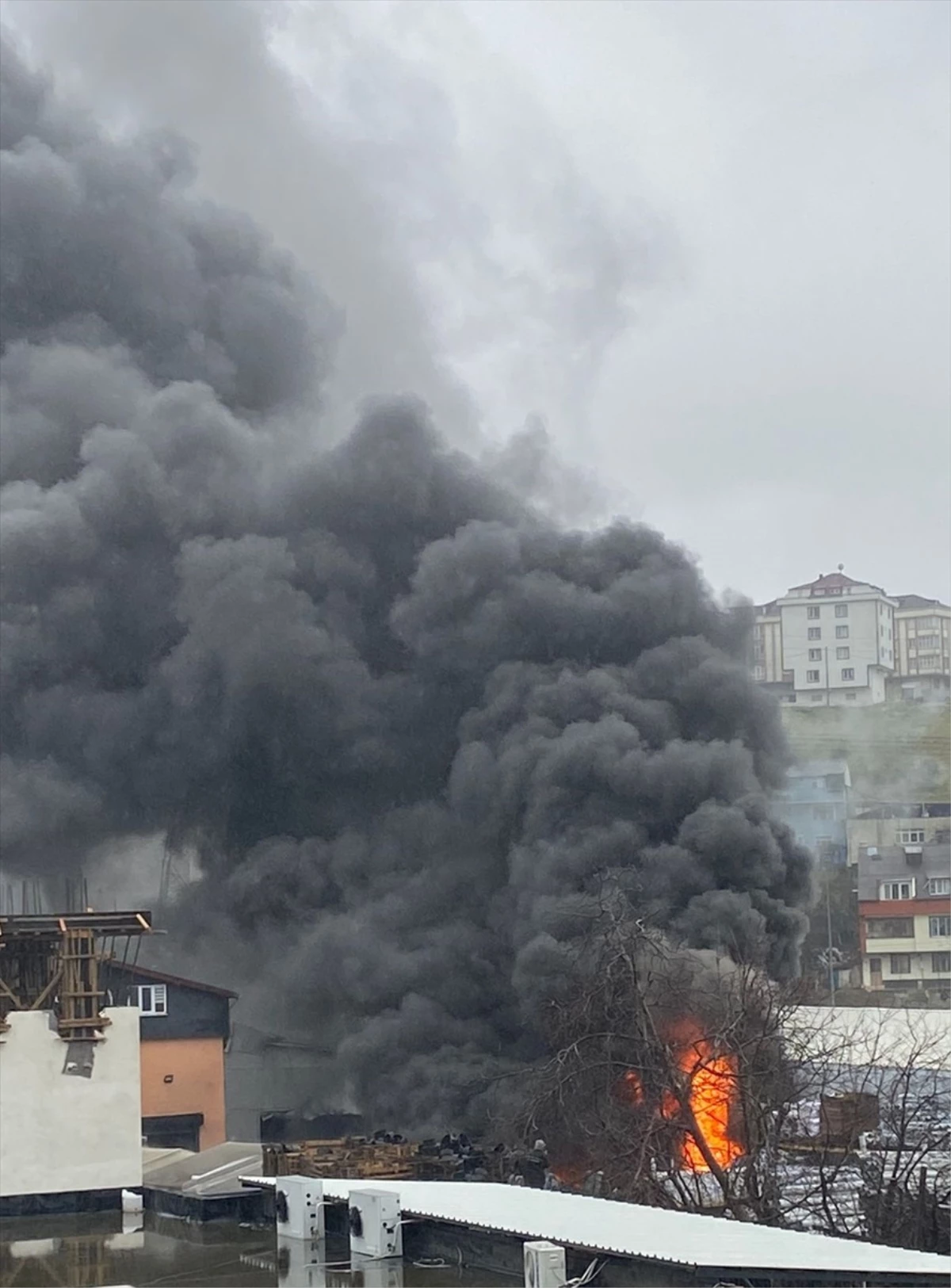 İstanbul Arnavutköy\'de Plastik Üretimi Yapılan İş Yerinde Yangın Çıktı