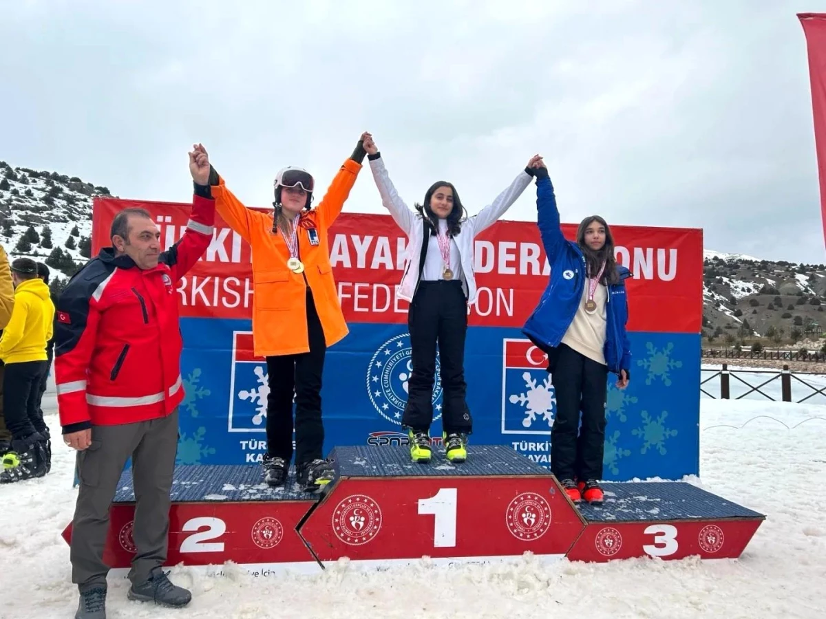 Sivaslı Snowboard Sporcuları Türkiye Şampiyonasında Derece Yaptı