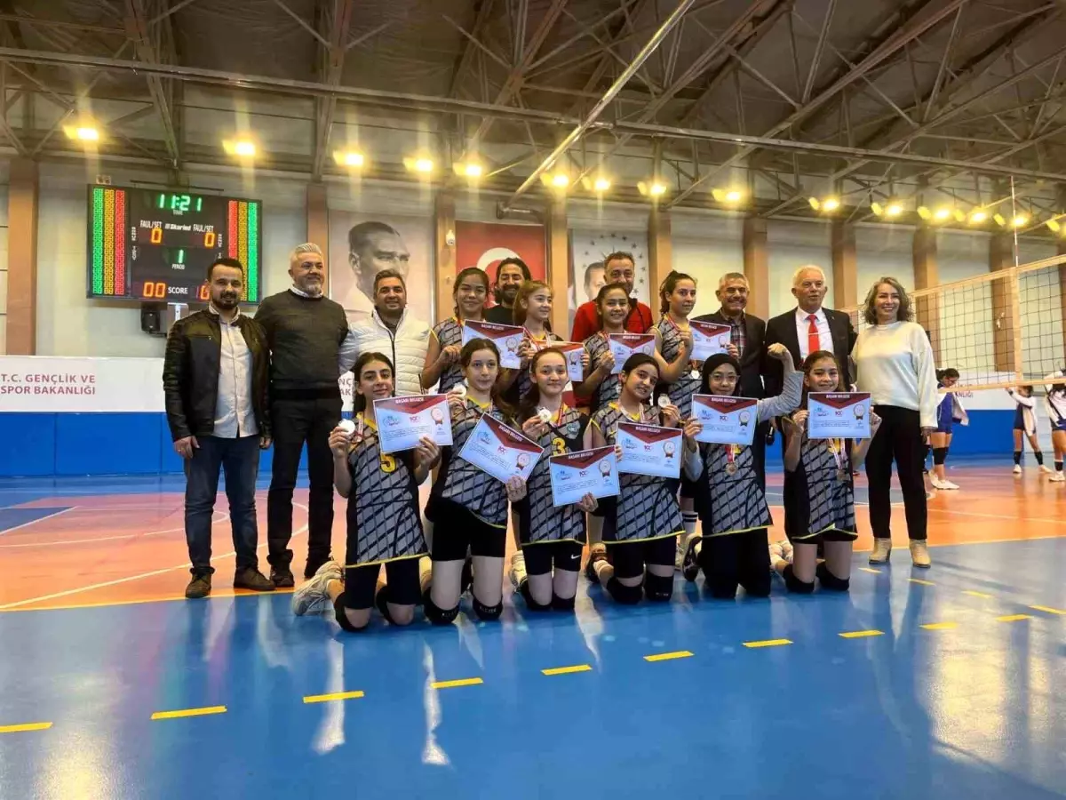 Kayseri İzzet Öksüzkaya Ortaokulu Kız Voleybol Takımı Türkiye Yarı Finalleri\'ne gitmeye hak kazandı