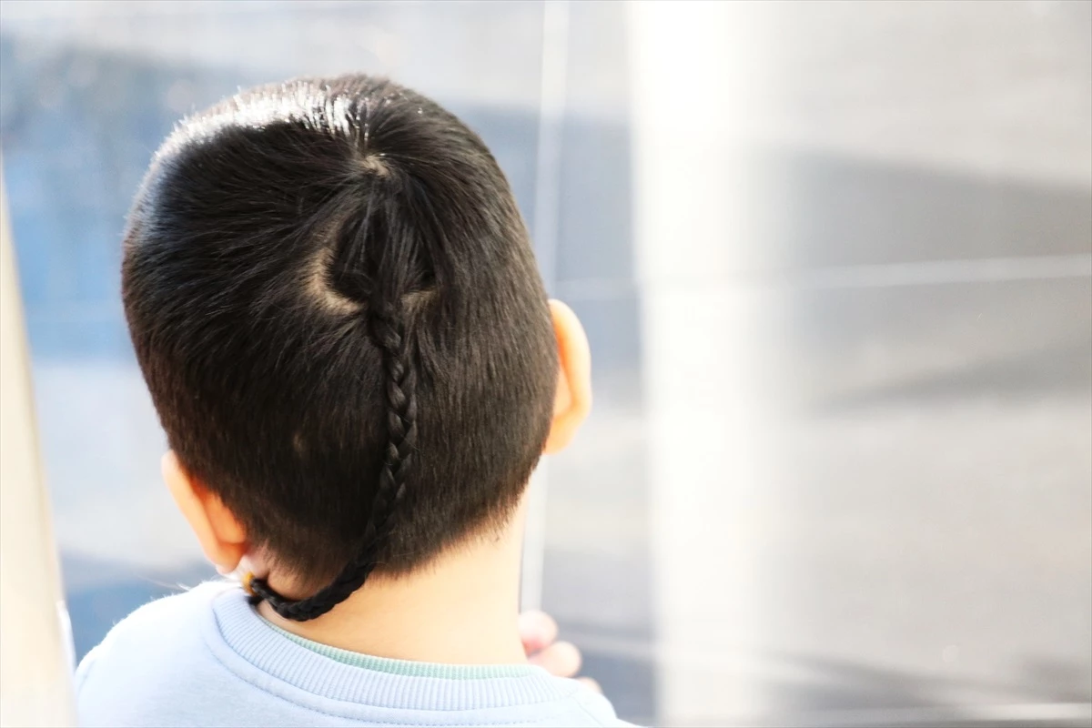 Kazaklar, erkek çocuklarını nazardan korumak için başının arka kısmında uzatıp ördükleri \'aydar saç\' geleneğini sürdürüyor