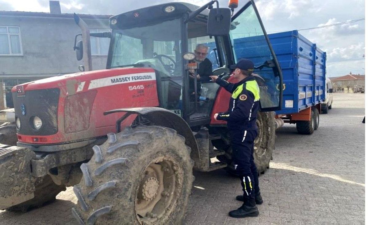 Kırklareli\'de Jandarma Ekipleri Traktör Sürücülerini Bilgilendirdi