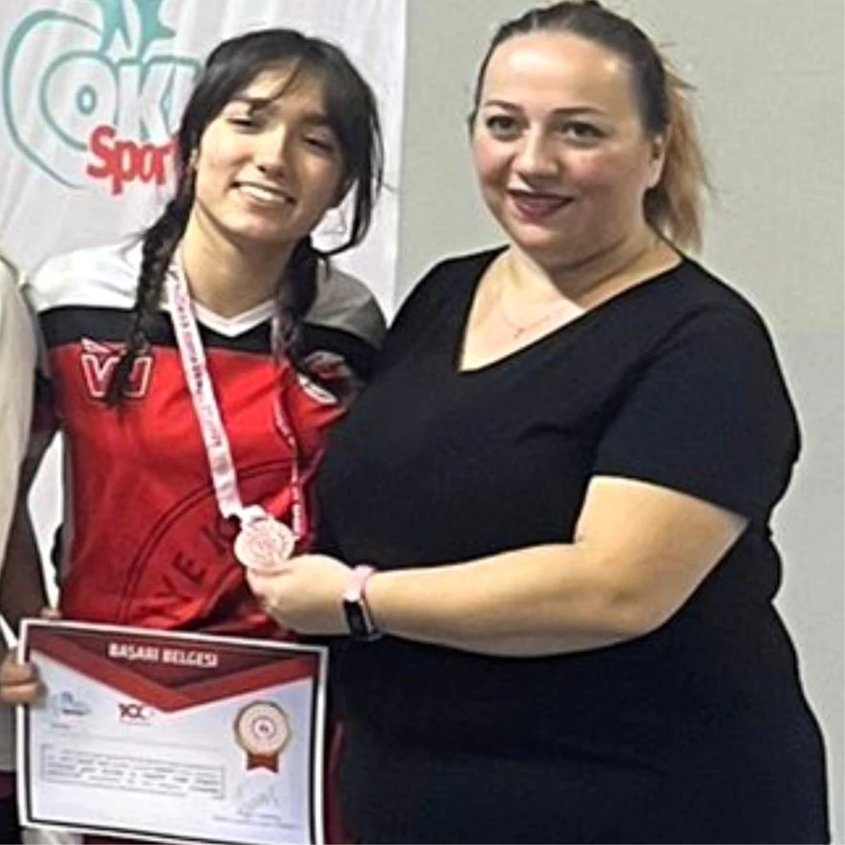 Kütahya Nafi Güral Fen Lisesi öğrencisi Zülal Ermiş Türkiye üçüncüsü oldu
