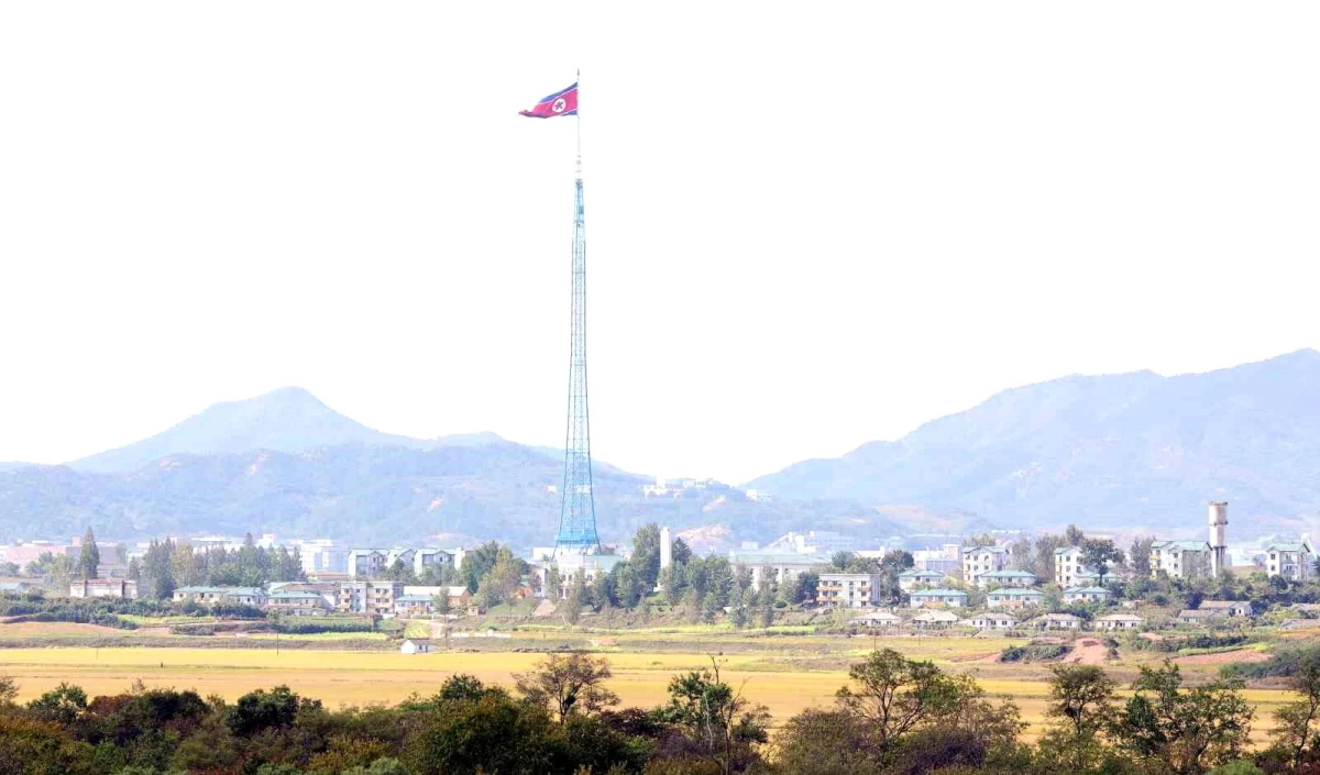 Kuzey Kore, milli marşının sözlerini değiştirerek Kore Yarımadası\'nın tamamını ifade eden bölümü kaldırdı