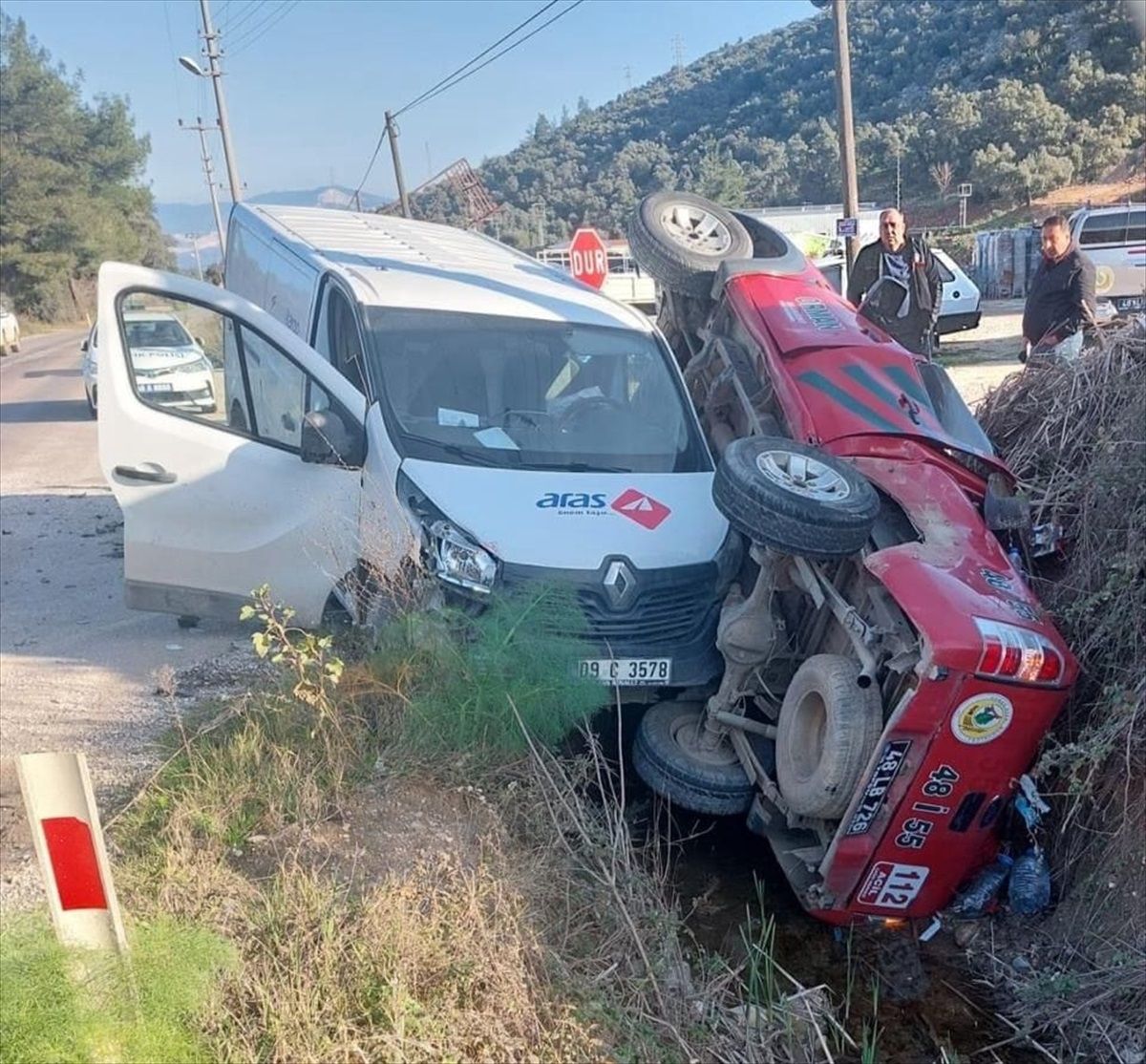 Muğla\'da kamyonetle çarpışan yangına müdahale aracındaki sürücü ile orman muhafaza memuru yaralandı
