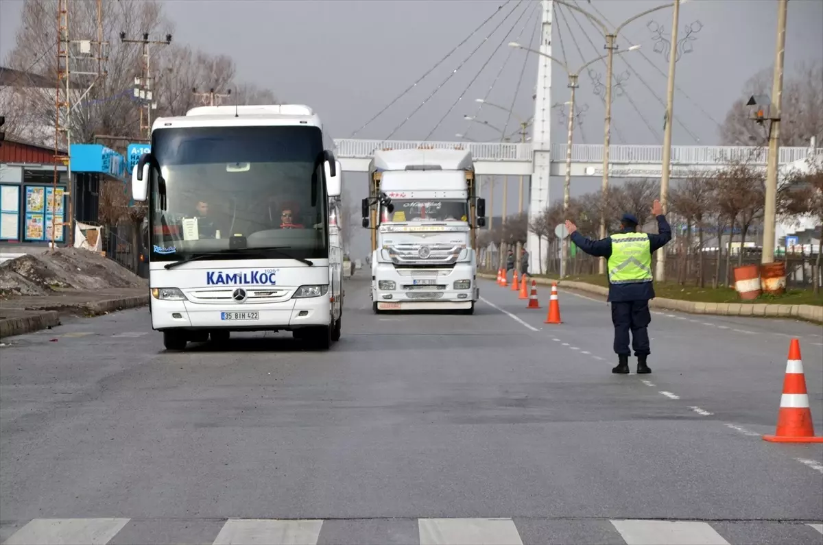 Muş\'ta Jandarma Ekipleri Toplu Ulaşım Araçlarında Denetim Yapıyor