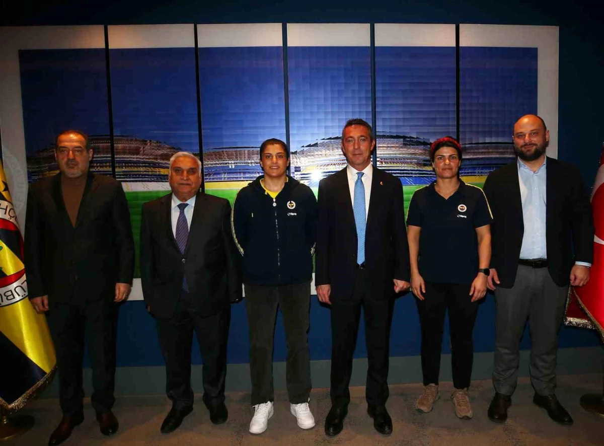 Fenerbahçe, dünya ve olimpiyat şampiyonu boksör Busenaz Sürmeneli\'yi kadrosuna kattı