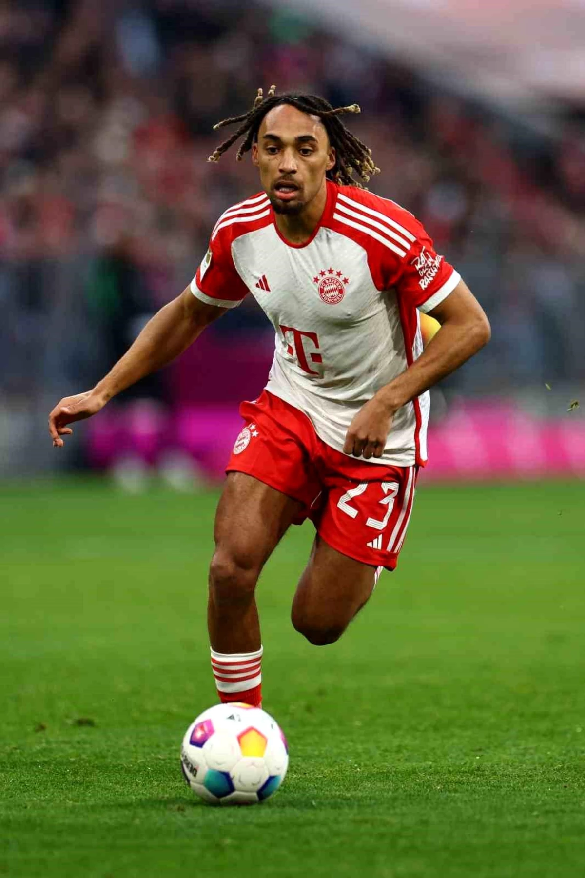 Bayern Münih\'in sağ bek oyuncusu Sacha Boey sakatlandı