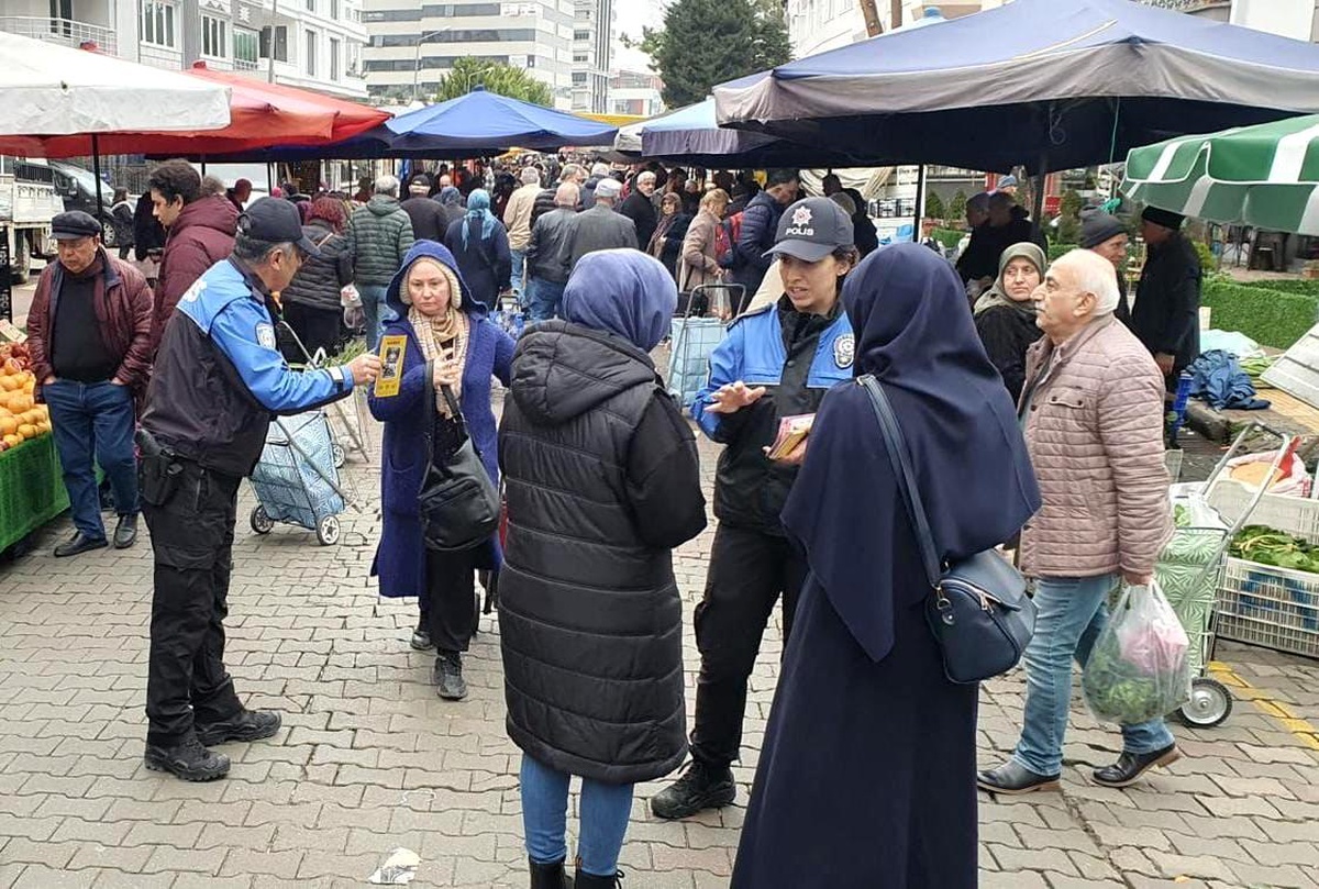 Samsun\'da polis ekipleri vatandaşları bilgilendiriyor