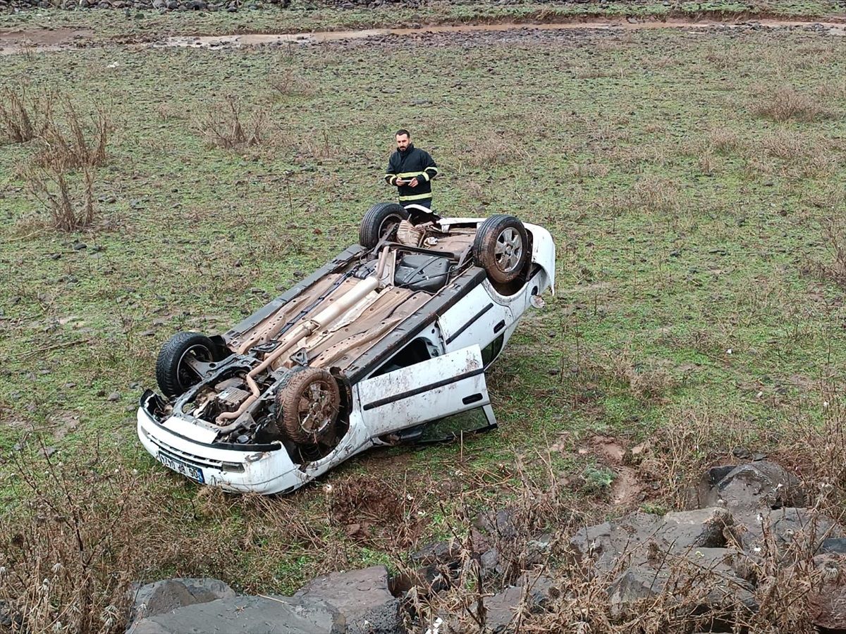 Şarampole devrilen otomobillerde 2 sürücü yaralandı