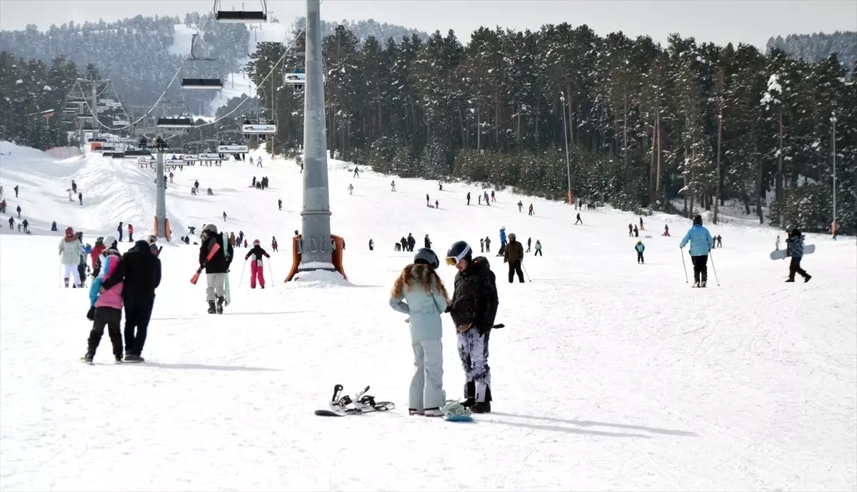 Sarıkamış Kayak Merkezi\'nde Kar Kalınlığı 154 Santimetreye Ulaştı