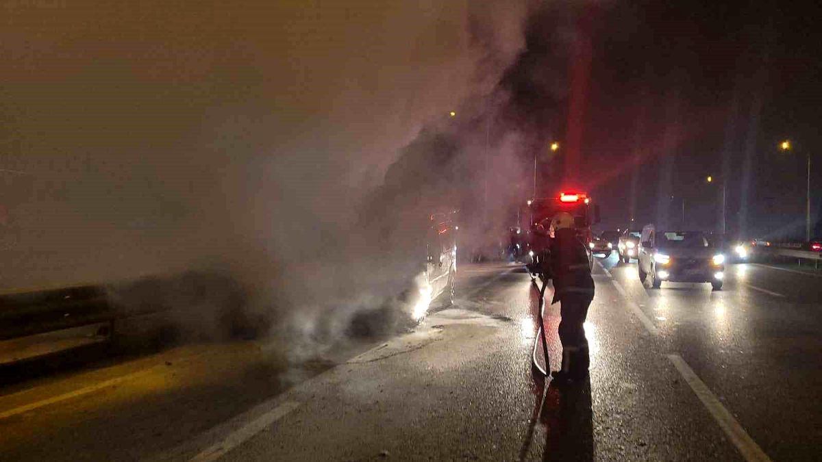 Kocaeli D100 Karayolunda Hafif Ticari Araç Alev Aldı