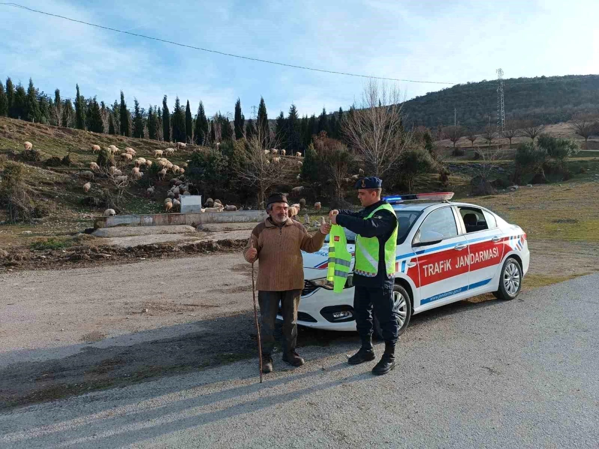 Sinop\'ta yaya ve traktör kazalarını önlemek için reflektif yelek ve reflektör dağıtıldı