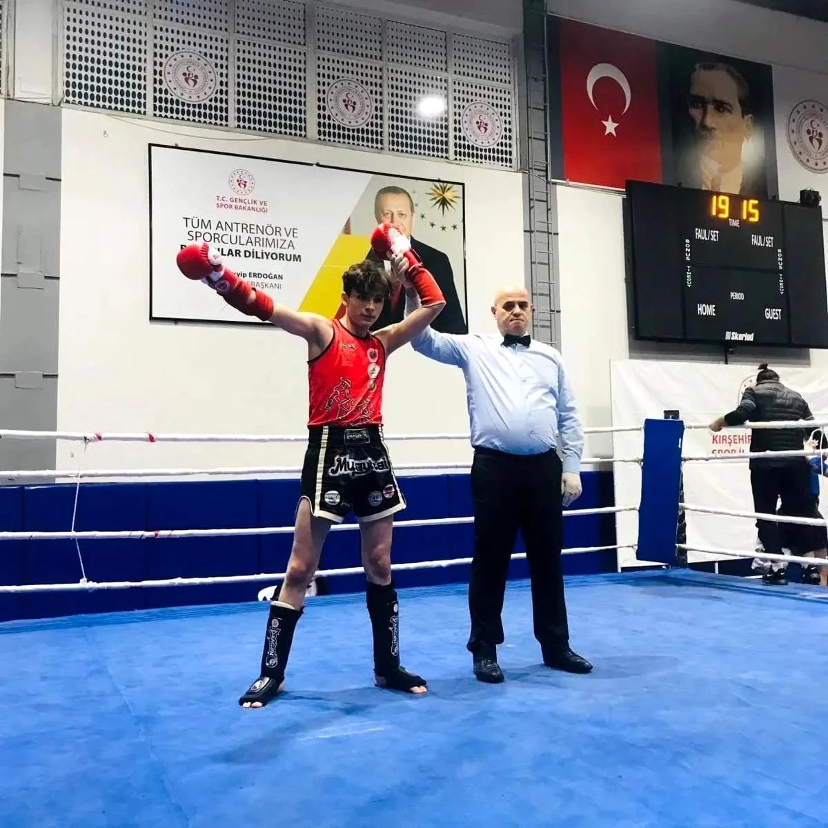 Sivaslı sporcular Kırşehir\'deki Muaythai Şampiyonası\'ndan 4 madalya ile döndü