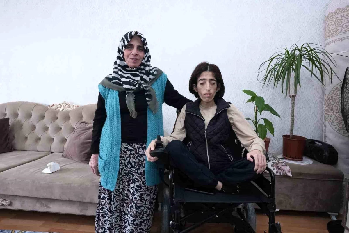 Şehitkamil Belediyesi, Lütfiye Emre\'ye çalınan tekerlekli sandalyenin yerine yeni akülü tekerlekli sandalye hediye etti