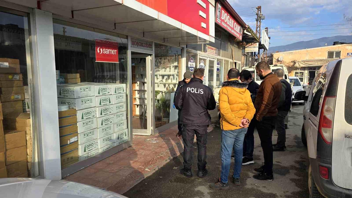 Tokat\'ta Hırsızlar Kasadaki Paraları ve Yardım Kumbarasını Çaldı