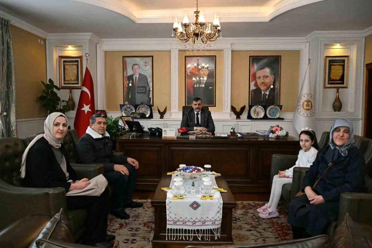 Erzurum Valisi Mustafa Çiftçi\'yi ziyaret eden Toprak Ada Sarıca\'ya kitap hediye edildi