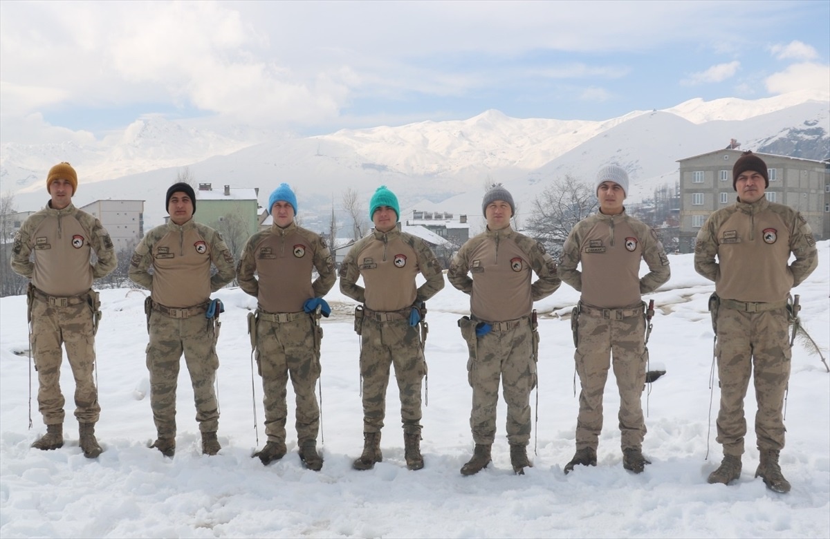 Trabzonlu Kadının Ördüğü Bereler Hakkari\'deki Jandarma Personeline Ulaştırıldı