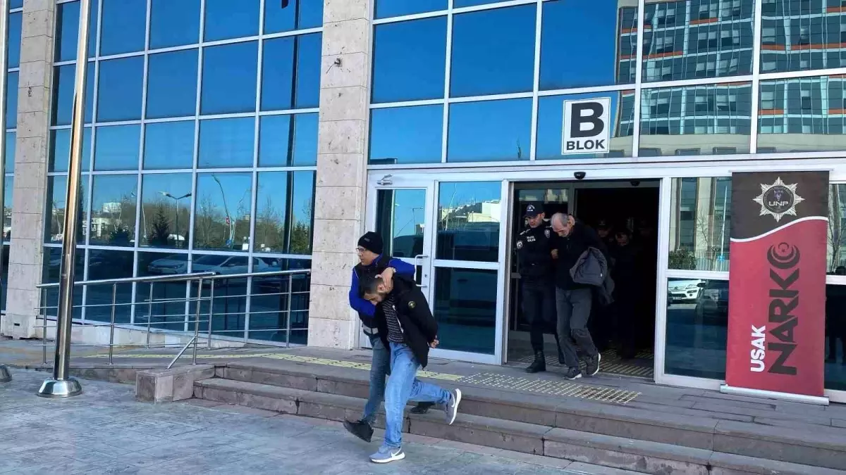 Uşak\'ta Sokak Satıcılarına Operasyon: 12 Tutuklama