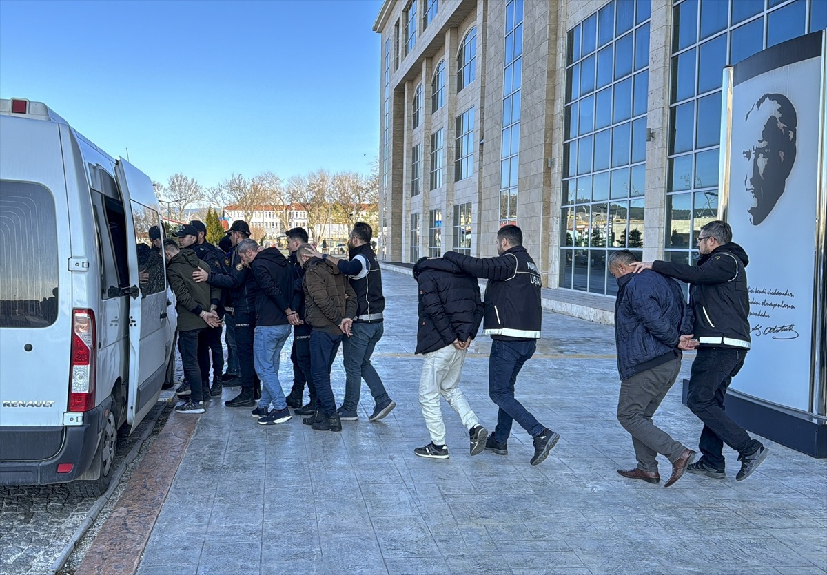 Uşak, Bursa ve İzmir\'de düzenlenen uyuşturucu operasyonunda 12 şüpheli tutuklandı