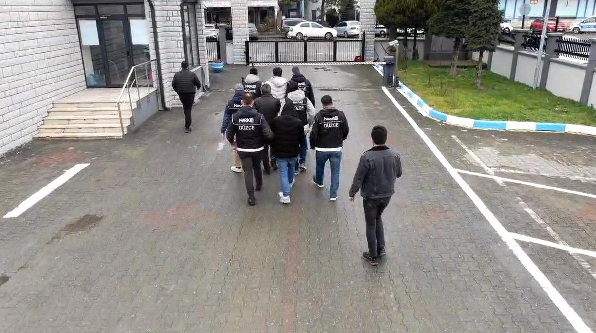Düzce\'de Uyuşturucu Satışı Yapan 3 Şüpheli Tutuklandı
