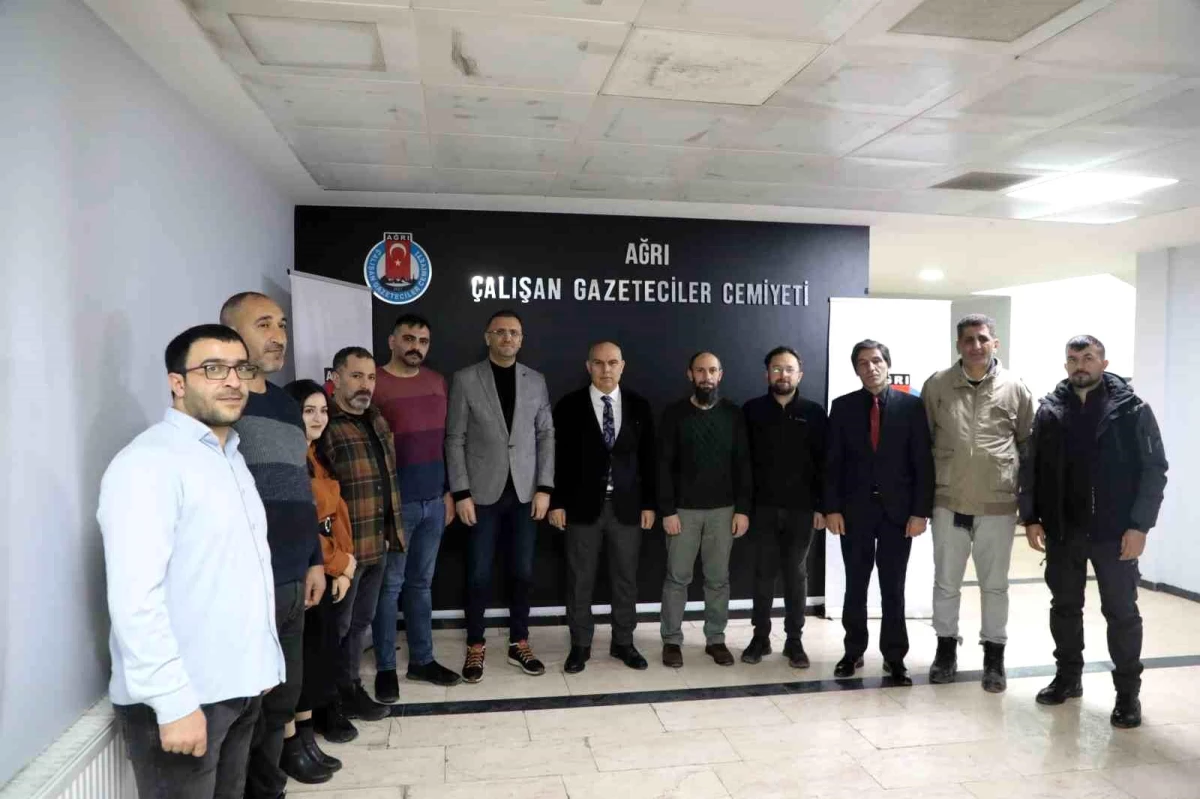 Ağrı Valisi Mustafa Koç, Ağrı Çalışan Gazeteciler Cemiyeti\'ni ziyaret etti