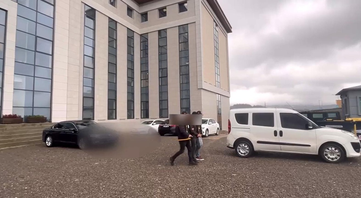 Yalova\'da Polis Olarak Tanıtıp Dolandırıcılık Yapan Zanlı Tutuklandı