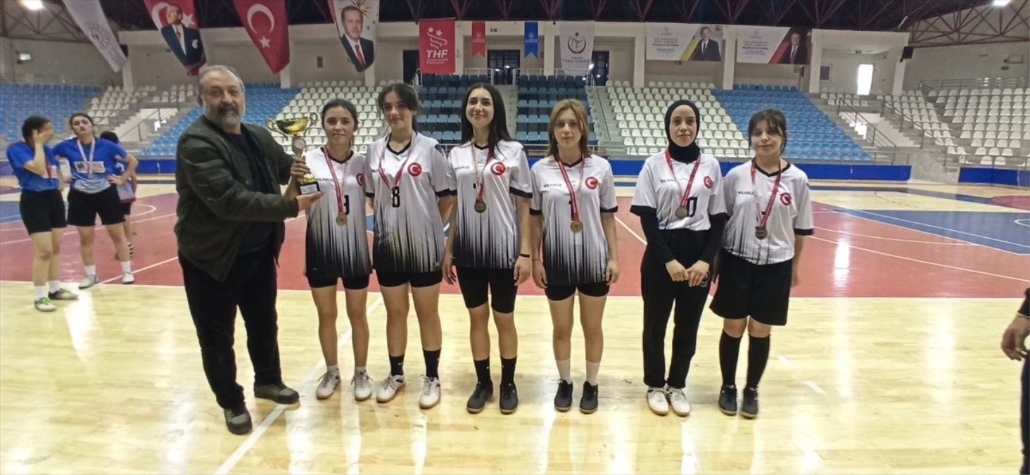 Yeşilyurt Mesleki Teknik Anadolu Lisesi Okul Sporları Genç Kızlar Futsal Turnuvası\'nda İl Birincisi Oldu