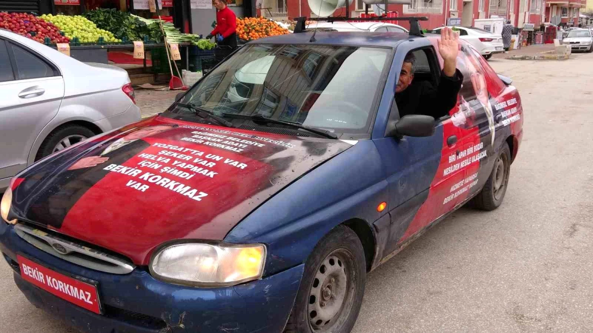 Bağımsız belediye başkan adayı Bekir Korkmaz, 1999 model aracıyla seçim çalışması yapıyor