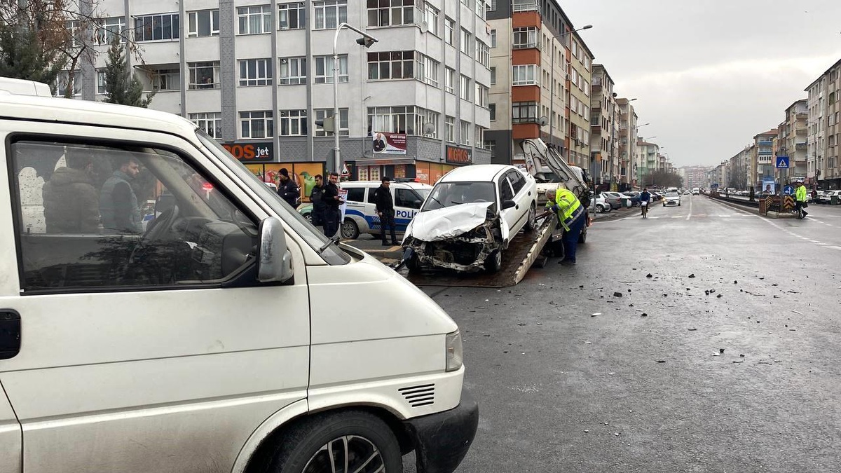 Kayseri\'de 3 araç karıştığı trafik kazasında 6 kişi yaralandı