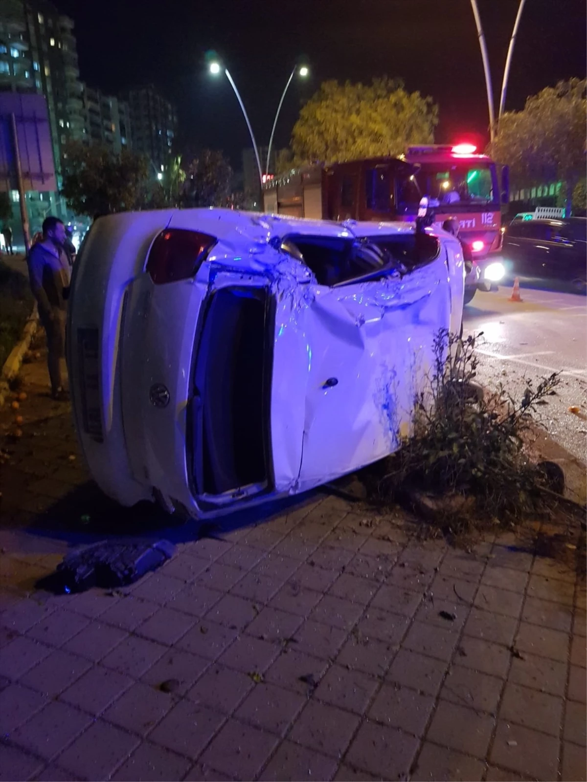 Adana\'da Otomobil Ağaca Çarptı: Sürücü Yaralandı