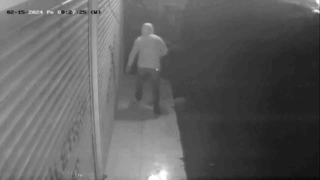 Adana'da Maskeli şüpheliler iş yerlerini sprey boyayla işaretledi Adana'da Maskeli şüpheliler iş yerlerini sprey boyayla işaretledi