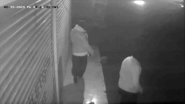 Adana'da Maskeli şüpheliler iş yerlerini sprey boyayla işaretledi Adana'da Maskeli şüpheliler iş yerlerini sprey boyayla işaretledi