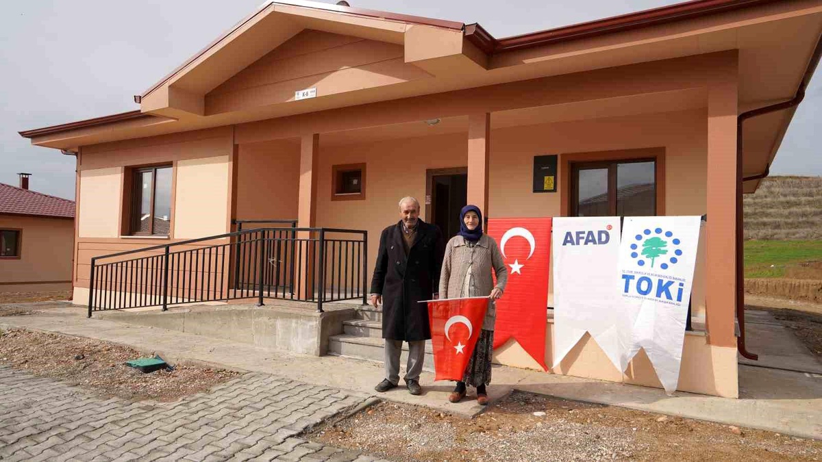 Adıyaman\'da depremzedelere köy evlerinin anahtarları teslim edildi
